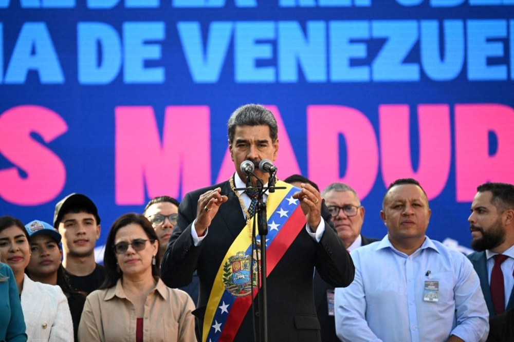 El presidente de Venezuela, Nicolás Maduro, pronuncia un discurso frente al palacio presidencial de Miraflores en Caracas el 10 de enero de 2025. /AFP,image_description: