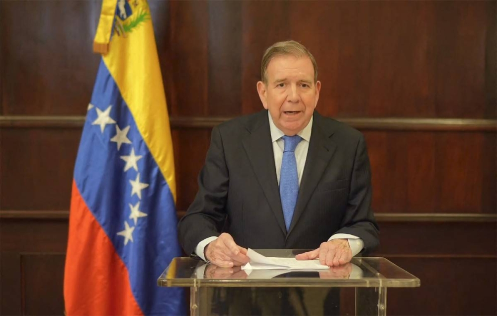 Captura de pantalla publicada en la cuenta de la red social X del líder opositor venezolano Edmundo González Urrutia que muestra a González Urrutia pronunciando un discurso en Santo Domingo, República Dominicana, el 10 de enero de 2025. /AFP,image_description: