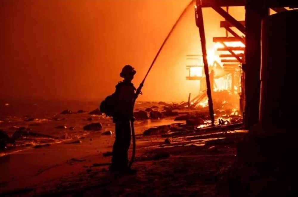 Los bomberos se han quejado de hidrantes sin agua y falta de recursos para combatir el fuego./LA Fire Department