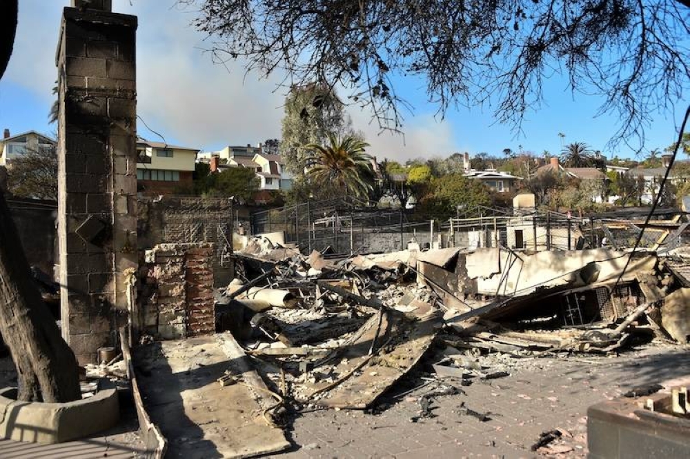 Los restos carbonizados del campus Palisades de la escuela privada internacional Le Lycee Francais de Los Ángeles se ven después de que fuera destruido por el incendio Palisades en Pacific Palisades, California, el 11 de enero de 2025. / AFP