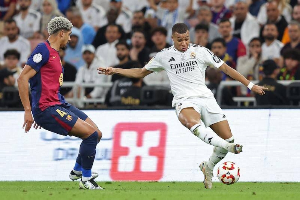 Kylian Mbappé tuvo un duro juego ante la defensa del Barcelona/ Foto AFP.