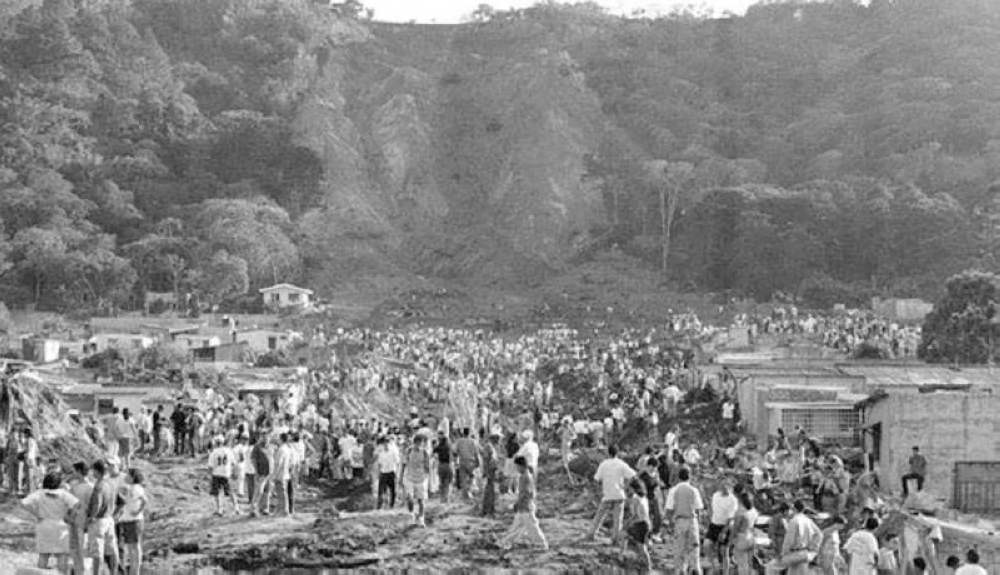 Cientos de personas quedaron sepultadas en el alud de tierra de Las Colinas, en 2001. Otros centenares de personas ayudaron en su búsqueda. / Cortesía de Cruz Roja