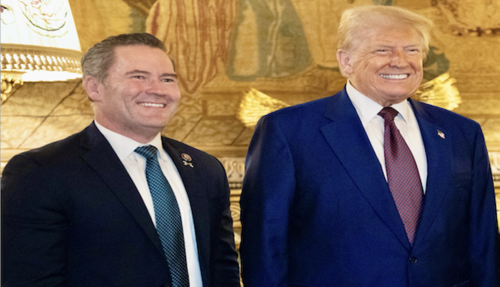 Mike Waltz, futuro asesor de Seguridad Nacional, junto al presidente Trump. 