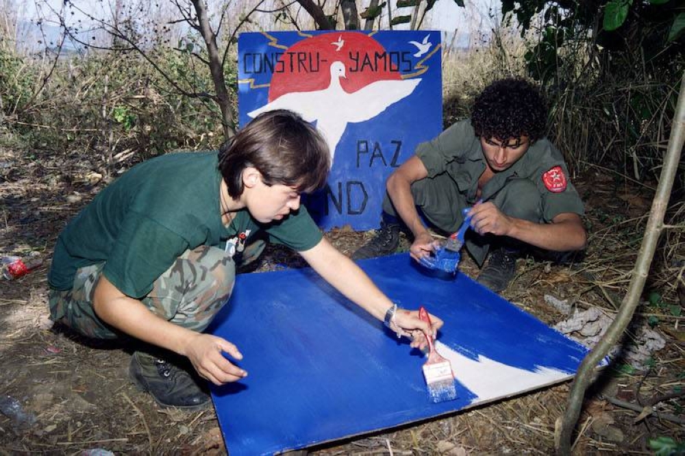 Luego de la paz, los combatientes pintaban carteles sobre la paz en el cerro de Guazapa, el 15 de enero de 1992. / AFP.