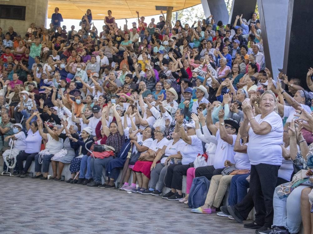 Abuelos y Nietos reunidos en la Hoja Cultural del Parque Cuscatlán previo a la caminata Daniela Alegría