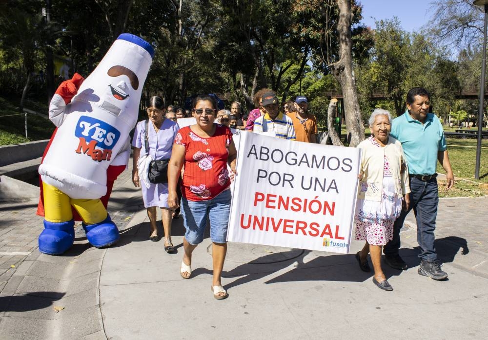 En el desarrollo de la caminata los adultos mayores desfilaron con pancartas alusivas a sus derechos - Daniela Alegría