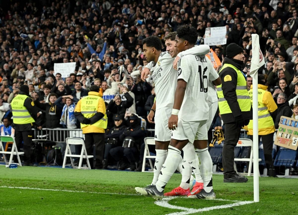 El centrocampista uruguayo del Real Madrid 08 Federico Valverde C celebra el cuarto gol de su equipo durante el partido de ida de los octavos de final de la Copa del Rey entre el Real Madrid CF y el RC Celta de Vigo en el estadio Santiago Bernabéu en Madrid el 16 de enero de 2025. /AFP,image_description: