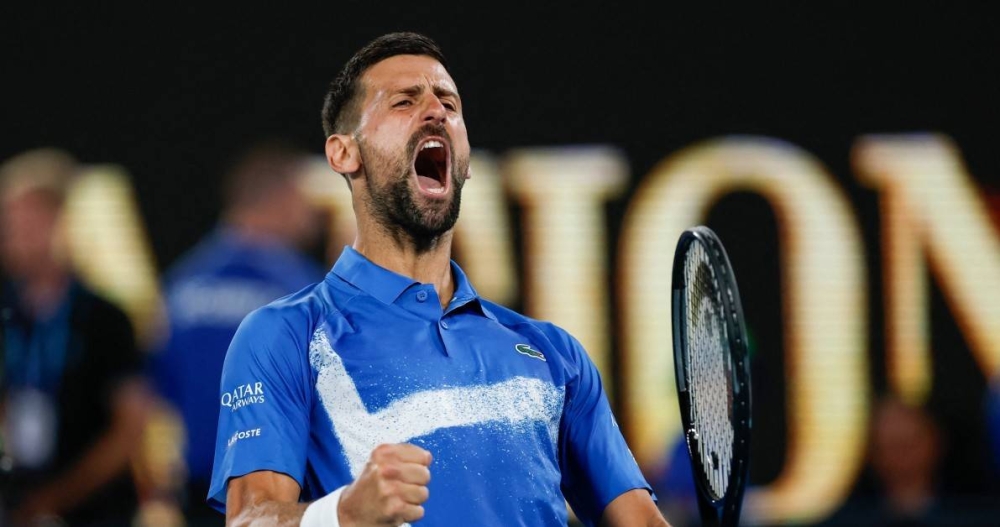 El serbio Novak Djokovic celebra la victoria contra el checo Tomas Machac durante su partido individual masculino el sexto día del torneo de tenis del Abierto de Australia en Melbourne /Martin Keep AFP.,image_description: