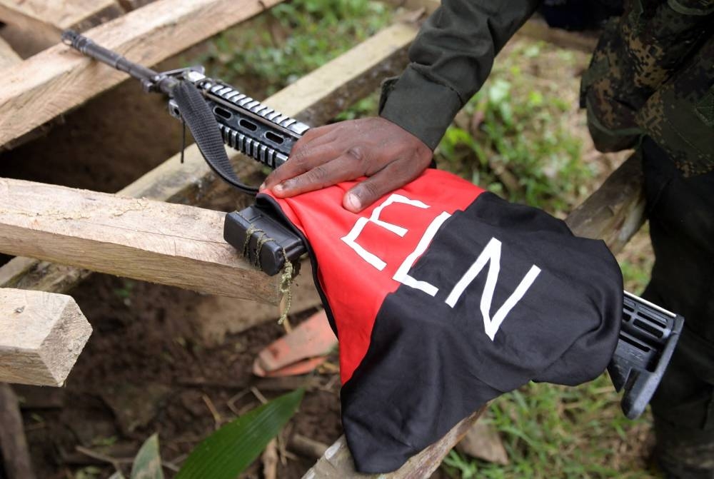 Detalle del arma de un rebelde de la patrulla del Ejército de Liberación Nacional ELN cerca del río Baudó en la provincia de Chocó, Colombia, el 26 de octubre de 2023. /AFP,image_description: