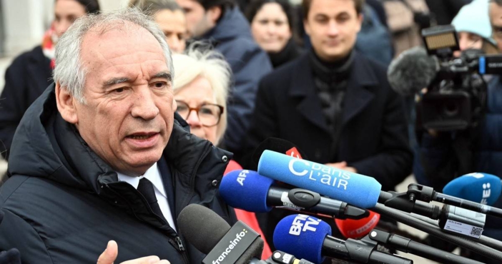 El primer ministro francés, Francois Bayrou, responde a las preguntas de los periodistas tras una reunión con los sindicatos en el Ministerio de Trabajo, en París, el 17 de enero de 2025/ Foto de Bertrand Guay AFP.,image_description: