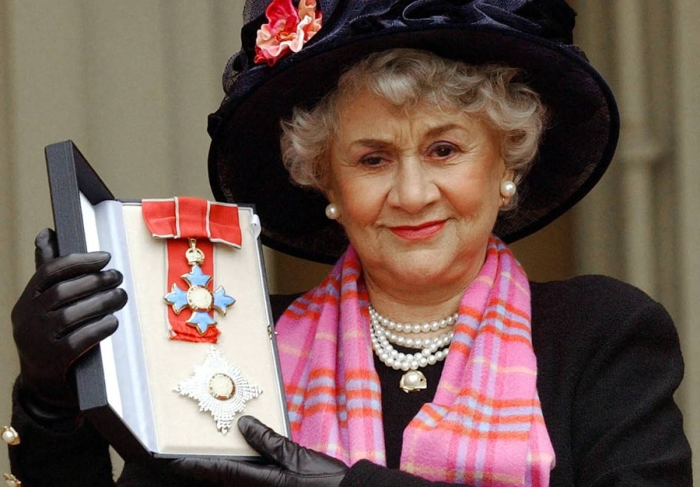 Plowright también fue condecorada como Dama por el Príncipe de Gales, en el Palacio de Buckingham, en 2004. Photo by STEFAN ROUSSEAU / POOL / AFP