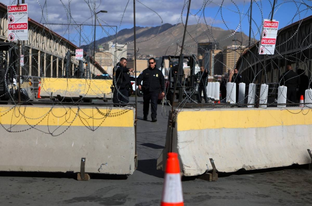 Oficiales de Aduanas y Protección Fronteriza de Estados Unidos realizan un ejercicio de entrenamiento de fuerza de campo móvil en el puente internacional Paso del NorteSanta Fe en Ciudad Juárez, estado de Chihuahua, México, el 17 de enero de 2025. /AFP,image_description: