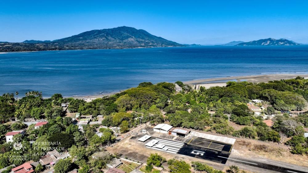 Vista del aeródromo frente al Golfo de Fonseca. / Cortesía de la secretaría de prensa de la Presidencia. 