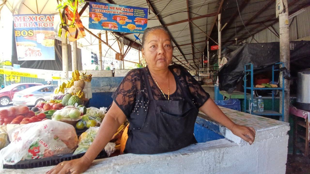 Aracely Quintanilla, vendedora de la Placita, dice que son como 15 comerciantes que no han sido reubicados. / Jessica Guzmán.