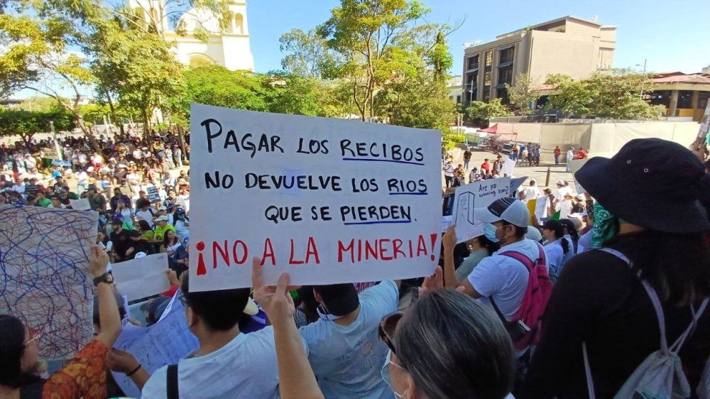 Algunos de los rótulos hacían alusión a la medida económica anunciada por Bukele de pagar los recibos de agua y energía eléctrica en enero, durante la protesta contra la minería. / Jessica Guzmán. 