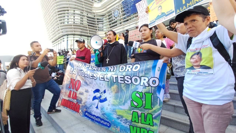 El padre Neftalí Ruiz de la Iglesia católica antigua participó en la protesta. /Jessica Guzmán. 