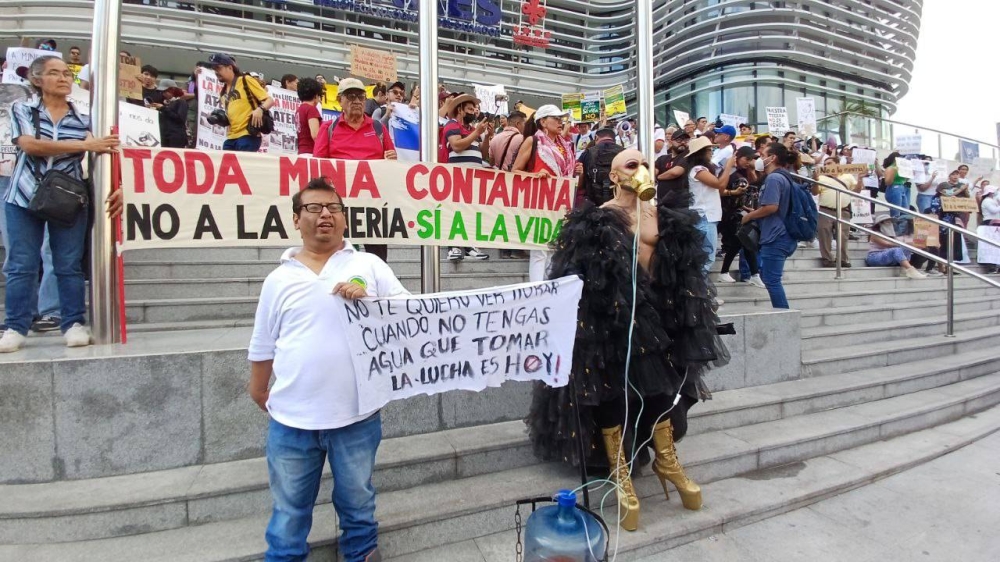 Lady Drag y su performance sobre el agua contaminada con cianuro. / Jessica Guzmán. 