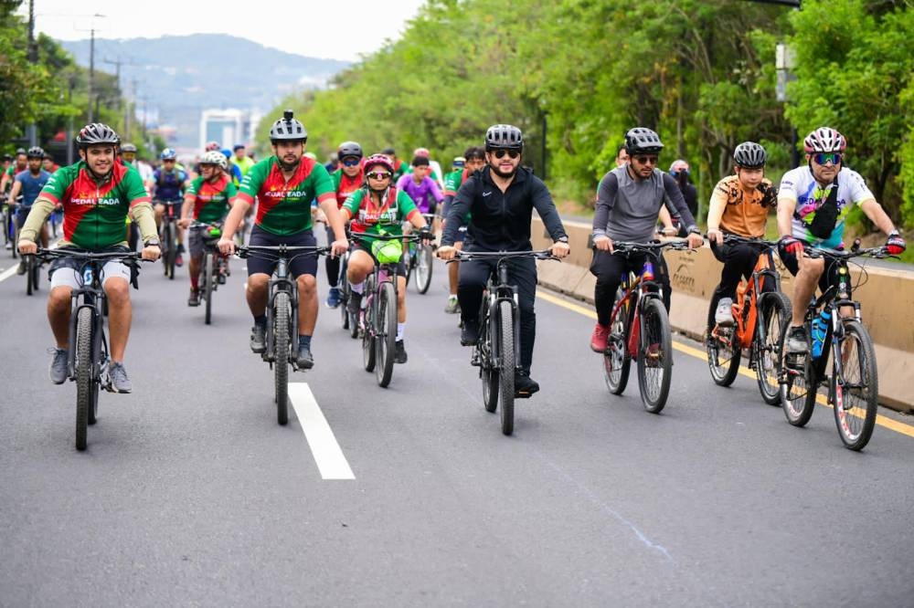 El ministro de Obras Públicas y el viceministro de Transporte participaron en la pedaleada. 