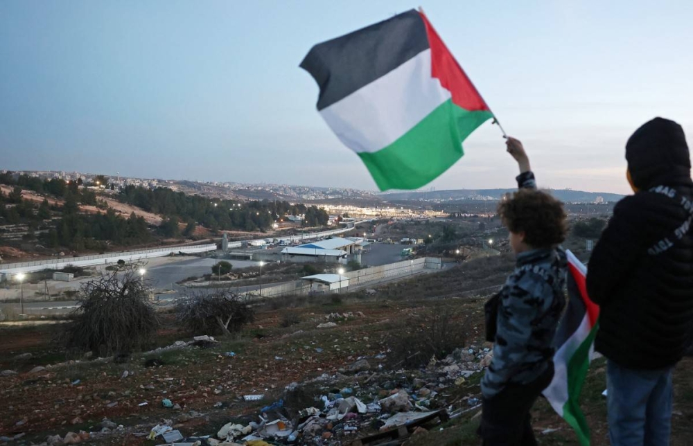 Familiares y parientes de prisioneros palestinos esperan su liberación en la prisión de Ofer, al oeste de Ramallah, el 19 de enero de 2025. Zain JAAFAR / AFP