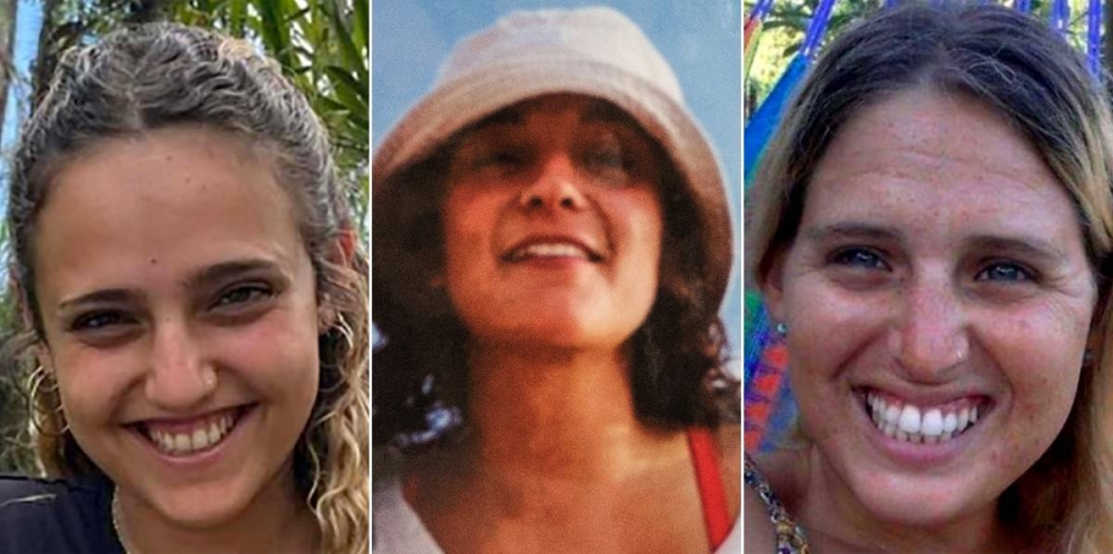 De izquierda a derechaRomi Gonen (23), Emily Tehila Damari (28) y Doron Steinbrecher (31), que han estado detenidos en la Franja de Gaza desde los ataques del 7 de octubre de 2023 contra Israel por parte de militantes de Hamás. /AFP