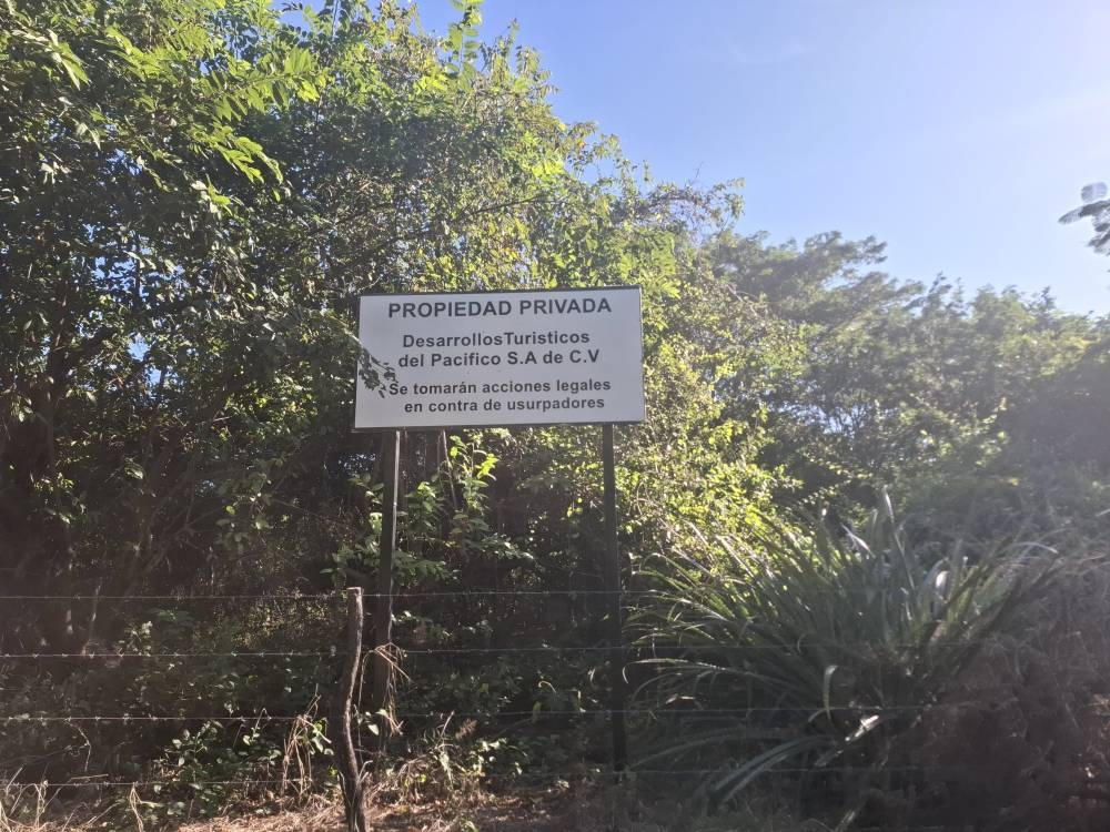 La empresa Desarrollos Turísticos del Pacífico ha colocado estos rótulos en los terrenos que lindan con la playa. /Iliana Cornejo