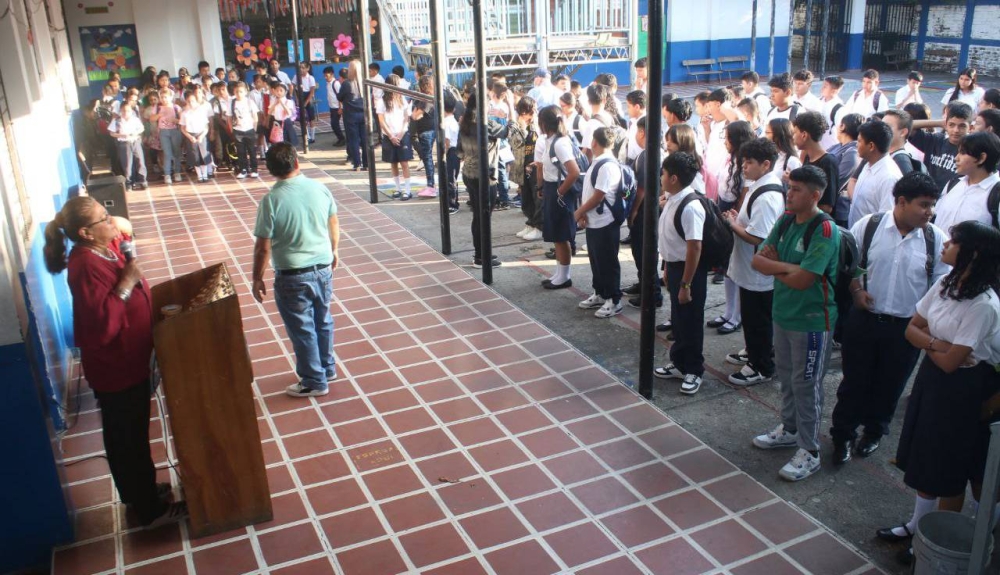 Más de un centenar de alumnos se presentaron este 20 de enero para iniciar con las clases en el Centro Escolar Juan Rafael Mora. /Francisco Valle
