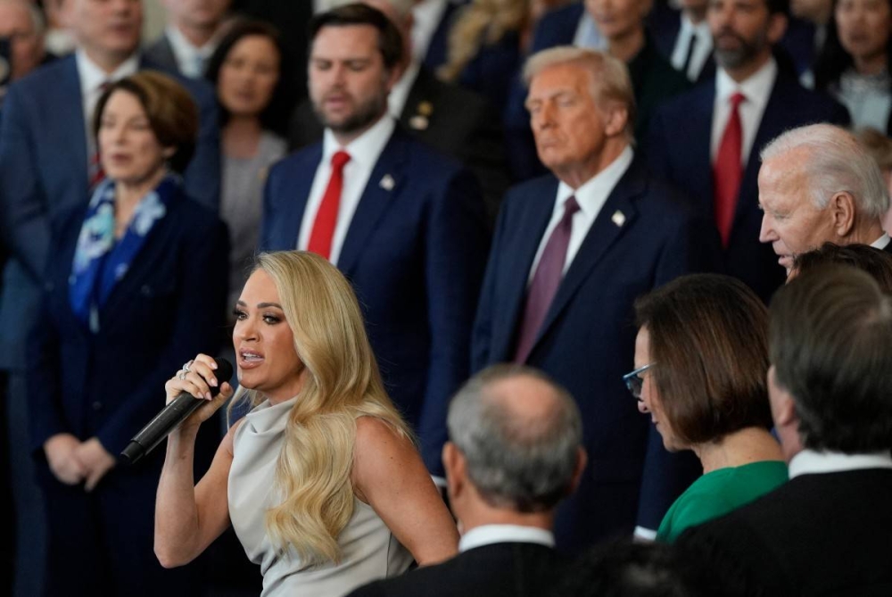 Donald Trump escucha la intervención de Carrie. Photo by Julia Demaree Nikhinson / POOL / AFP