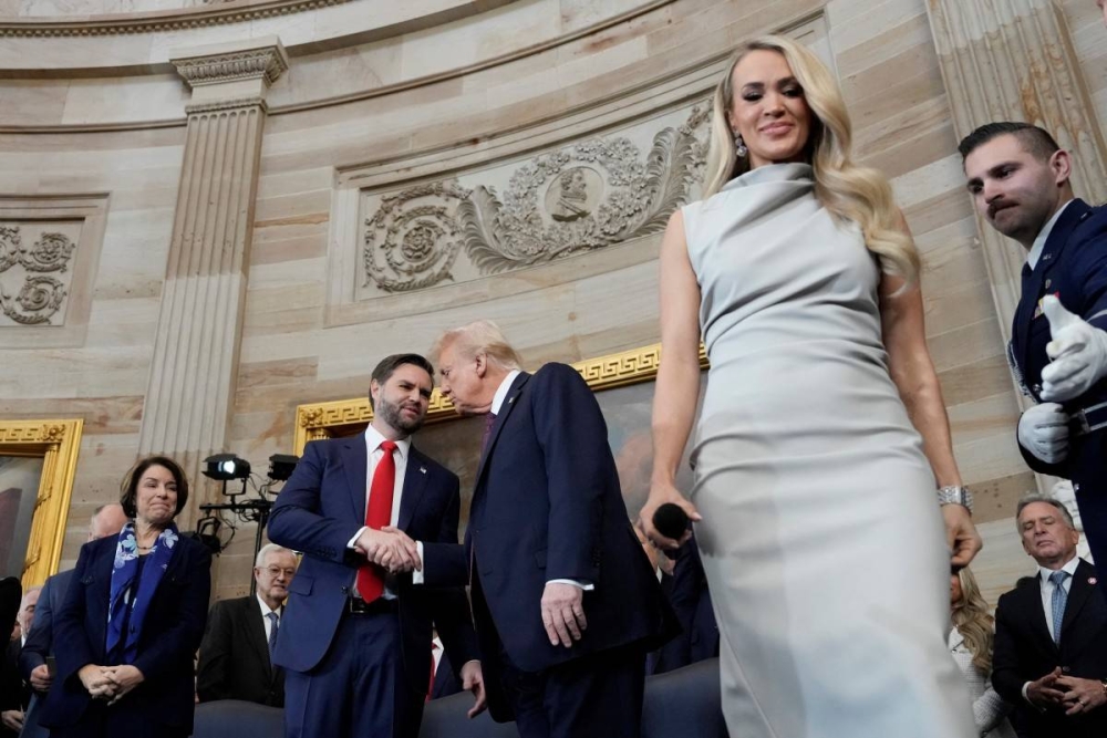 Carrie lució un vestido blanco grisáceo de cuello medio, ceñido al cuerpo y hasta los tobillos. Photo by Morry Gash / POOL / AFP