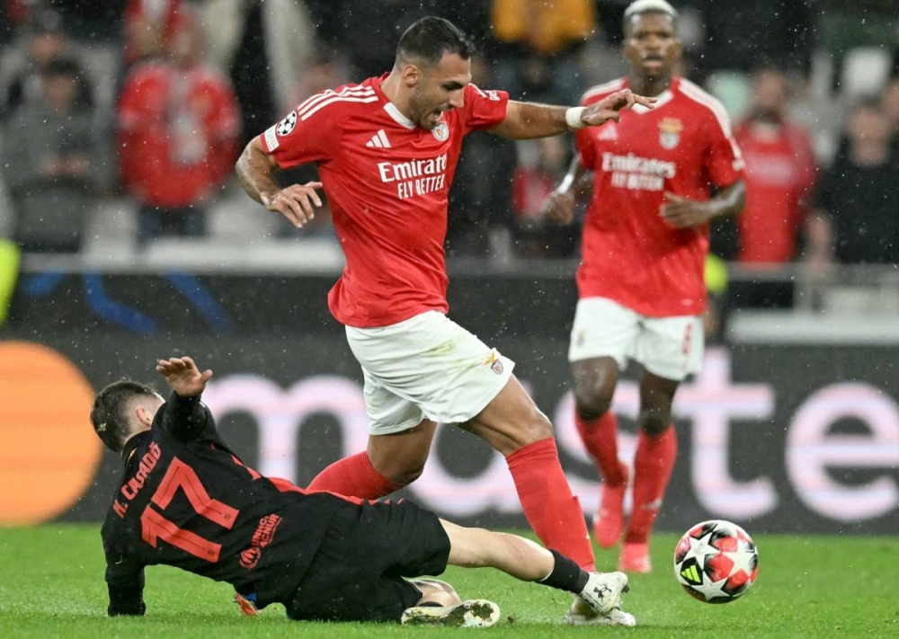 El delantero griego del Benfica #14 Vangelis Pavlidis lucha por el balón con el centrocampista español del Barcelona #17 Marc Casado durante el partido de fútbol de la fase de liga de la Liga de Campeones de la UEFA entre el SL Benfica y el FC Barcelona en el estadio Luz de Lisboa el 21 de enero de 2025. (Foto de PATRICIA DE MELO MOREIRA/AFP)