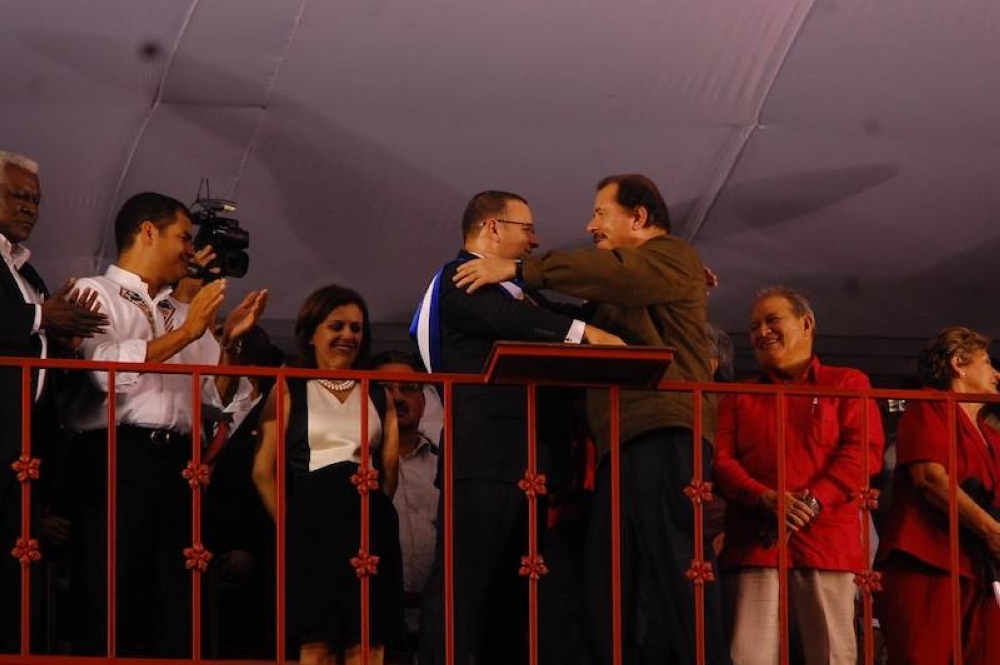 Mauricio Funes se abraza con Daniel Ortega en su toma de posesión el 1 de junio de 2009. El dictador nicaragüense se convertiría en su protector desde 2016 hasta su muerte.