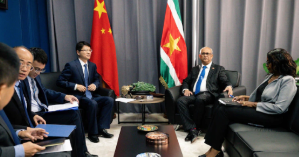 En noviembre de 2024, el canciller de Surinam se reunió con el embajador de China Popular. / Cancillería de Surinam.