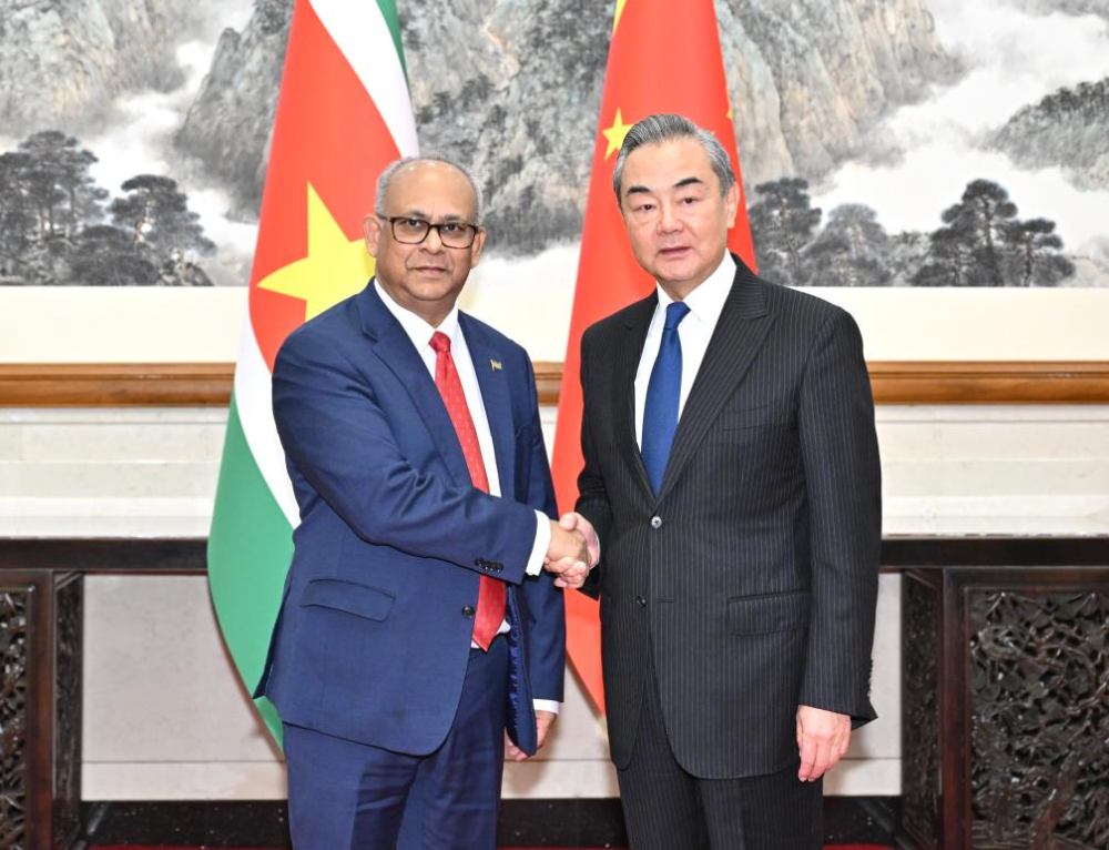 El canciller de Surinam junto al canciller de China Popular en Beijing, en noviembre de 2023. / China Popular. / Xinhua.