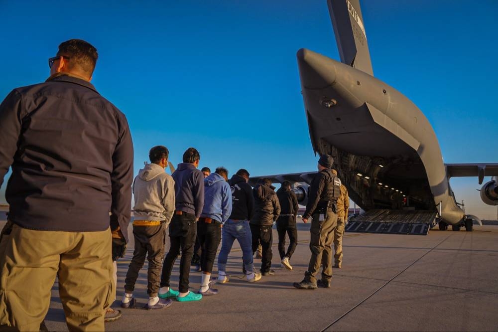 Los primeros vuelos de deportados en aviones militares. / @PressSec.