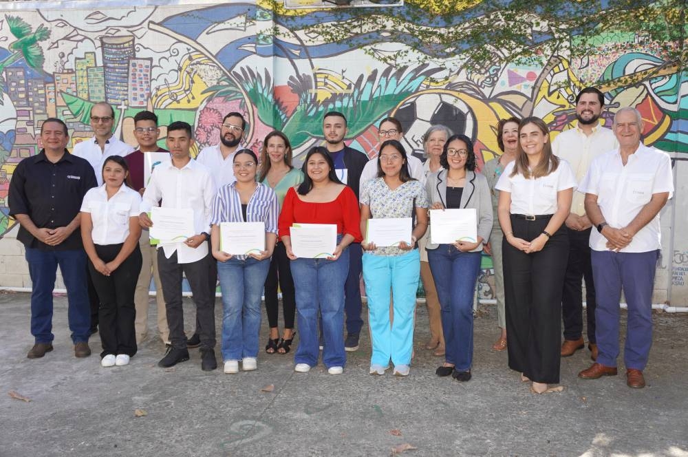 Sonrisas de agradecimiento: beneficiarios directos de los proyectos sociales apoyados por la FRMA. /Foto DEM.