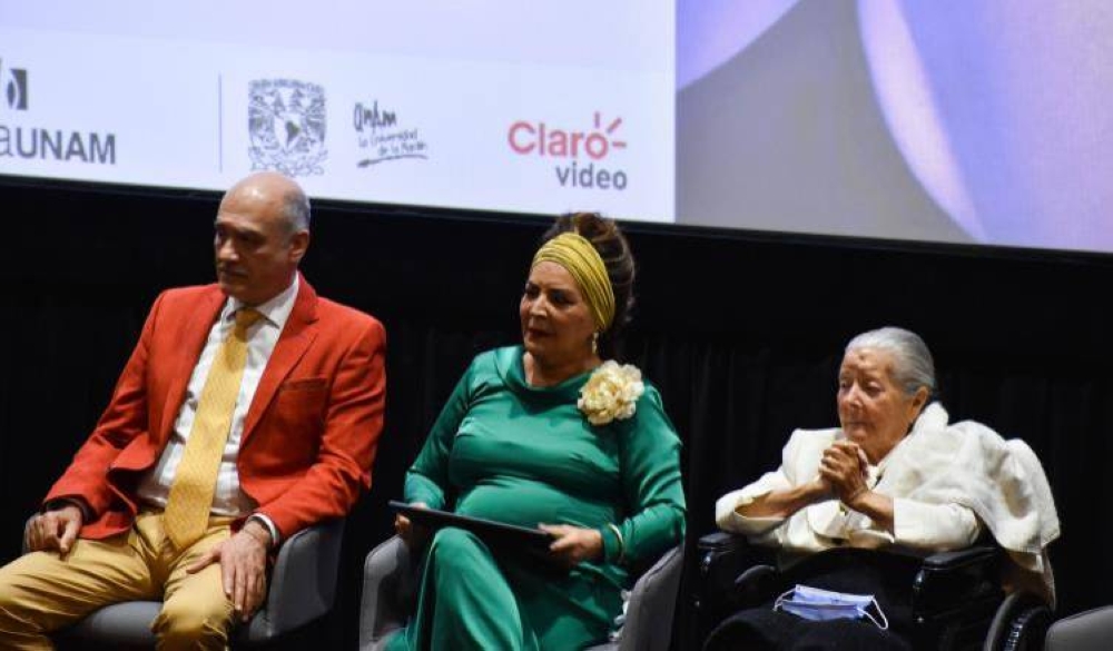 Elsa Aguirre (centro) y junto a su hermana Alma Rosa en el homenaje de 2023.