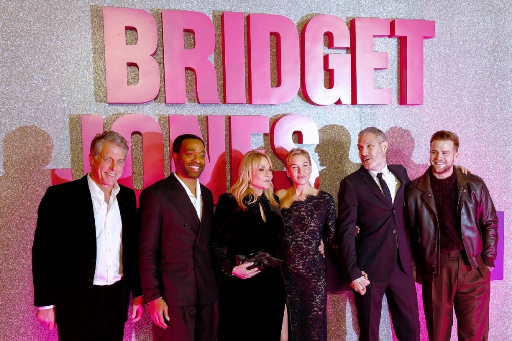 El actor Hugh Grant, el actor Chiwetel Ejiofor, la guionista Helen Fielding, la actriz Renee Zellweger, el director Michael Morris y el actor Leo Woodall en la premier de 