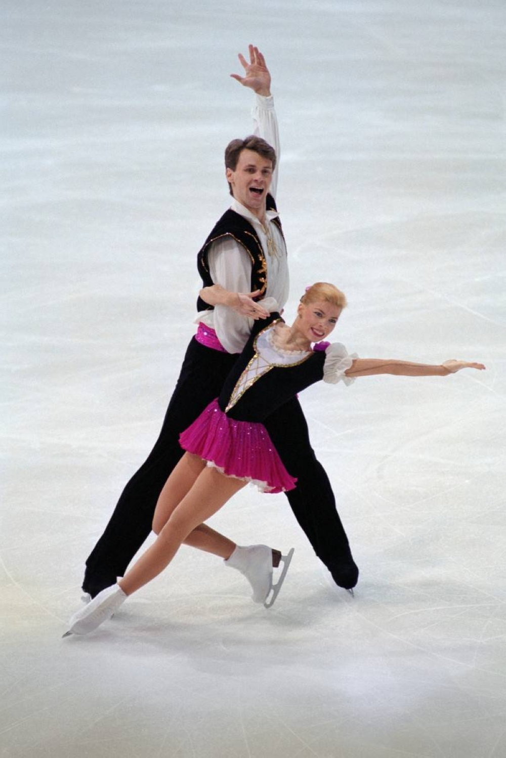 En esta foto tomada el 24 de febrero de 1996, los patinadores artísticos rusos Evgenia Shishkova y Vadim Naumov participan en la prueba de parejas en las finales del Campeonato de Patinaje Artístico en París. AFP