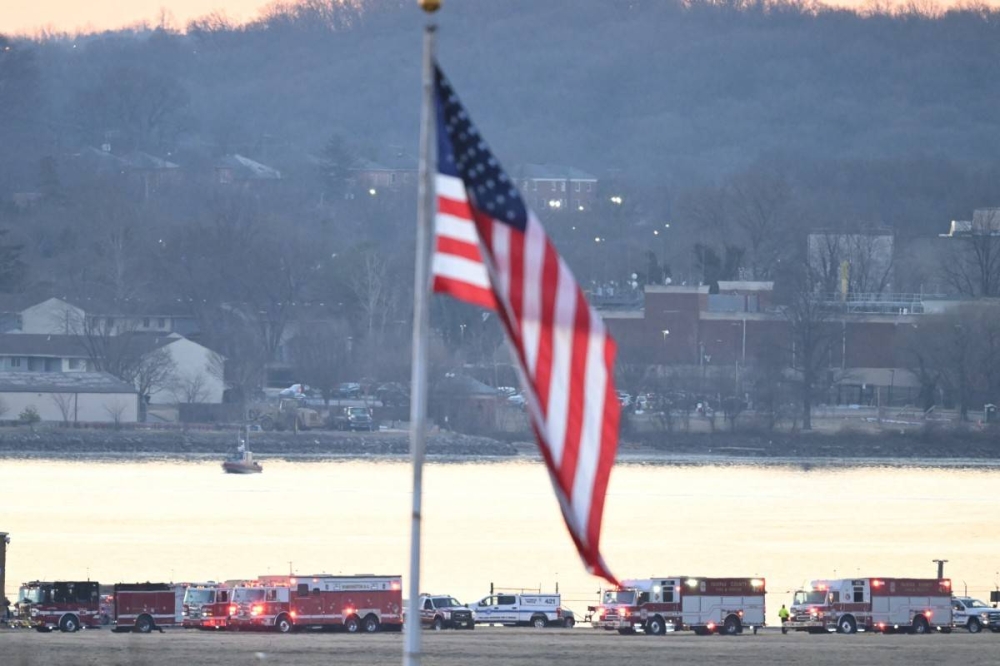 Vehículos de emergencia y equipos de rescate se ven en el Aeropuerto Nacional Reagan después de que un avión se estrellara en el río Potomac cerca de Washington, DC, el 30 de enero de 2025. /AFP