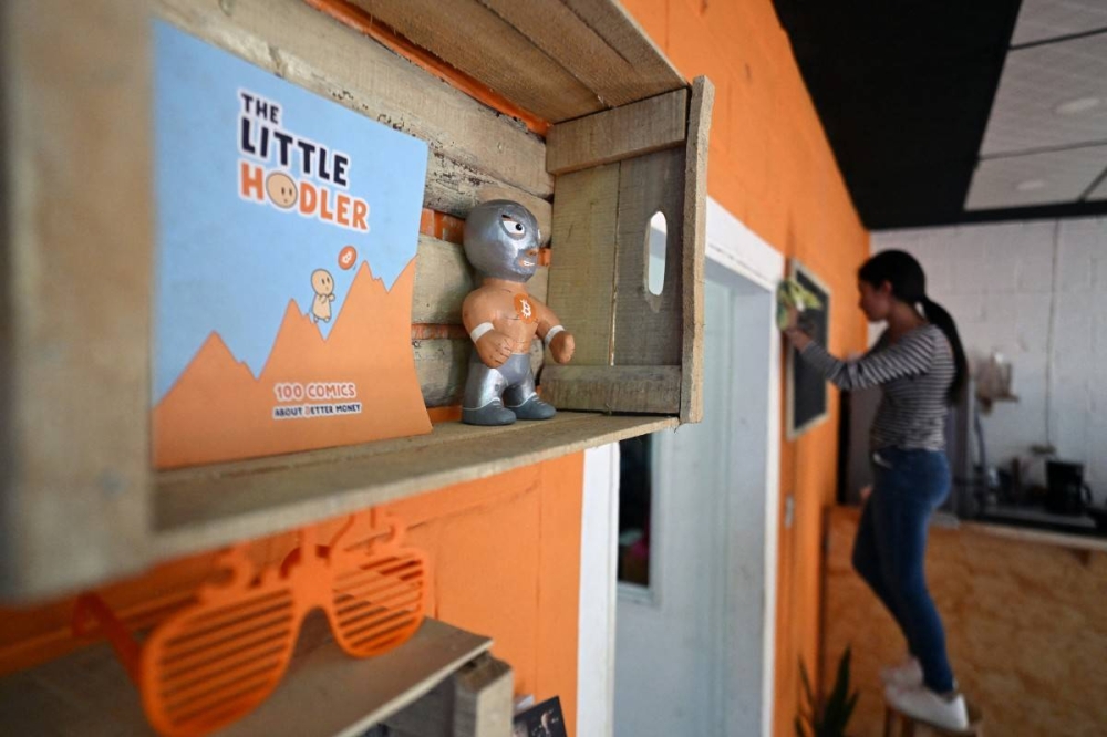 Los recuerdos de Bitcoin decoran una pared de la sede del Centro Comunitario Bitcoin, un espacio creado para salvadoreños y extranjeros interesados ​​en las criptomonedas en Berlín, El Salvador, el 20 de enero de 2025. Marvin Recinos /AFP