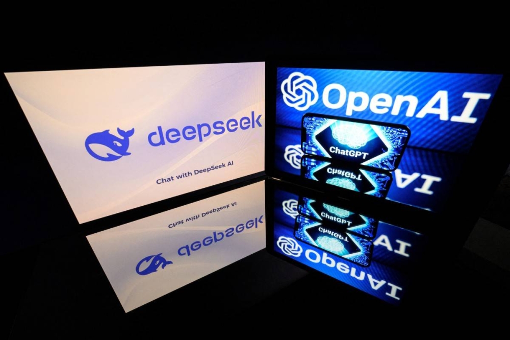 Esta fotografía ilustrativa muestra pantallas que muestran el logotipo de DeepSeek, una empresa china de inteligencia artificial que desarrolla modelos de lenguaje de código abierto de gran tamaño, y el logotipo del chatbot de inteligencia artificial ChatGPT de OpenAI el 29 de enero de 2025 en Toulouse, en el suroeste de Francia. /AFP,image_description: