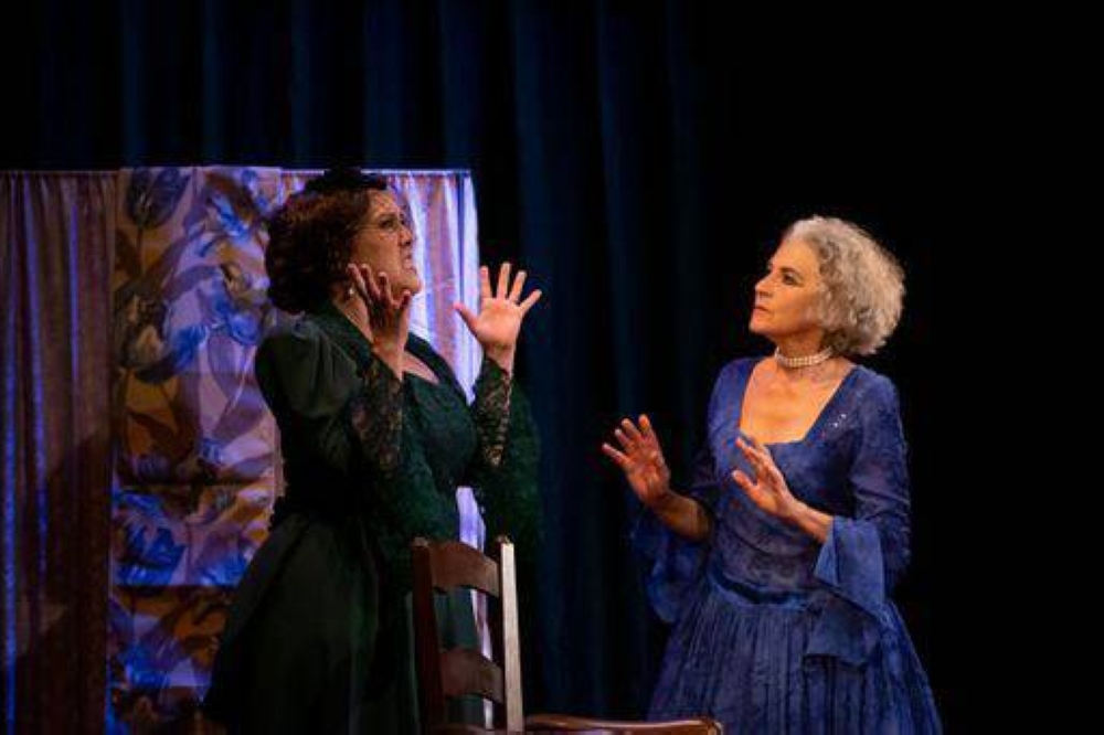 La obra u201cLa más sola y la más fuerteu201d cerrará la temporada en abril, protagonizada por las actrices Regina Cañas y Naara Salomón. Cortesía: Teatro Luis Poma,image_description: