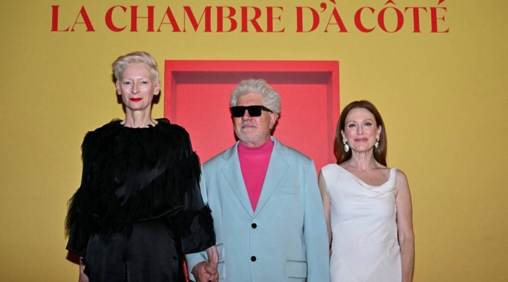 Tilda Swinton, Pedro Almódovar y Julianne Moore en el estreno de La habitacion de al lado en París, Francia, el pasado 16 de diciembre. Photo by LOU BENOIST / AFP,image_description: