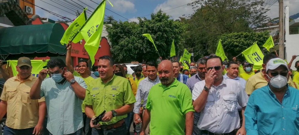 Integrantes del partido en organización Fuerza Solidaria, dirigido entre otros por Rigoberto Soto tercero de izquierda a derecha y Arturo Magaña de blanco. / fsolidariasv,image_description: