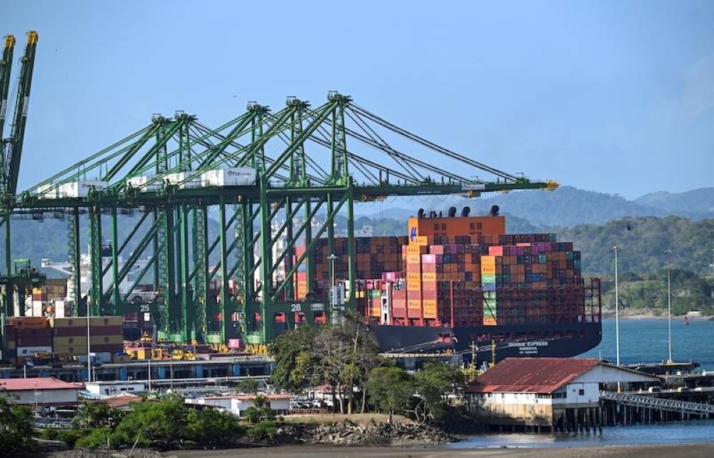 Un barco de carga en el puerto de Balboa antes de cruzar el Canal de Panamá. Dos abogados panameños presentaron el lunes una demanda para cancelar la concesión de la empresa de Hong Kong para operar dos puertos. / AFP.,image_description: