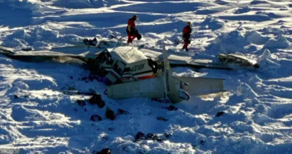 Restos de la avioneta en Alaska. / Guardia Costera de EE.UU.,image_description: