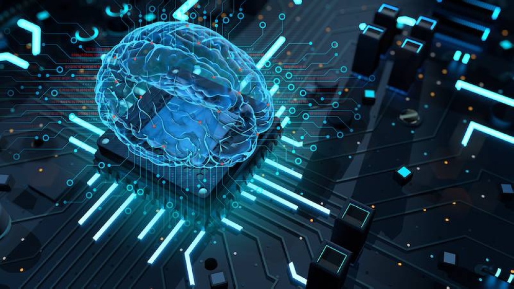 La imagen de un cerebro con luz azul en microchip en una placa de circuito ilustra el desarrollo de la inteligencia artificial.,image_description:Transparent brain with blue light on microchip on complex circuit board. Artificial intelligence concept. 3D Illustration