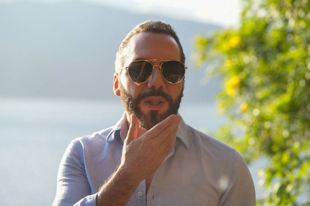 Nayib Bukele, presidente salvadoreño, en su residencia en el Lago de Coatepeque en El Congo, Santa Ana. / AFP.,image_description: