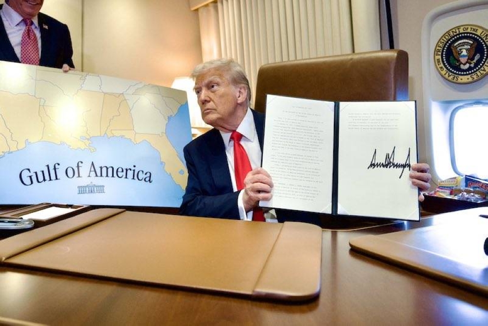 Imagen oficial compartida por el presidente de Estados Unidos, Donald Trump, mostrando su firma sobre una declaración del 9 de febrero como día del Golfo de América, como planea renombrar al Golfo de México.,image_description: