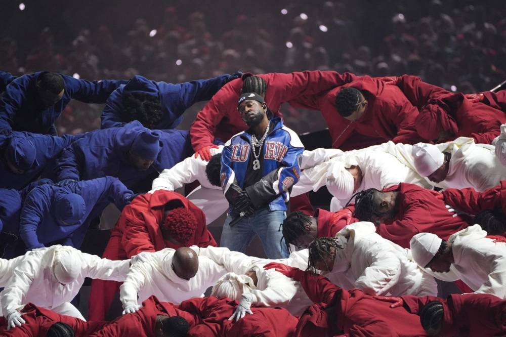 El rapero estadounidense Kendrick Lamar se presenta durante el espectáculo de medio tiempo de Apple Music del Super Bowl LIX Chiefs vs Eagles en el Caesars Superdome en Nueva Orleans, Luisiana, el 9 de febrero de 2025. Foto de TIMOTHY A. CLARY / AFP,image_description:Super Bowl 2025 Chiefs v Eagles Apple Music Halftime Show