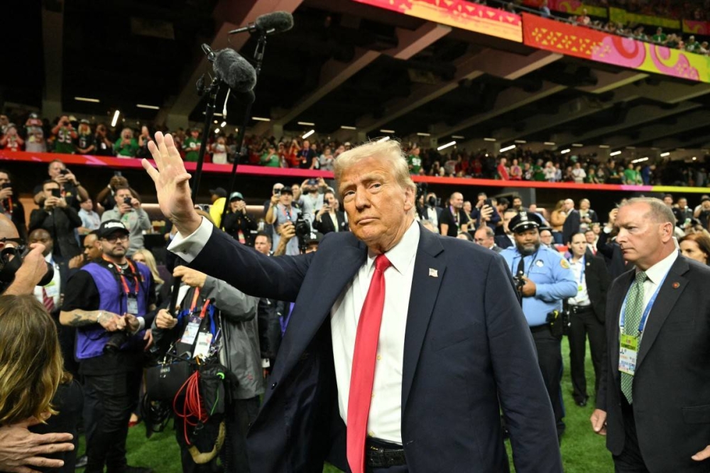 El presidente de Estados Unidos, Donald Trump, visita el campo antes del inicio del Super Bowl LIX entre los Kansas City Chiefs y los Philadelphia Eagles en el Caesars Superdome en Nueva Orleans, Luisiana, el 9 de febrero de 2025. Foto de ROBERTO SCHMIDT / AFP,image_description:Super Bowl LIX between the Kansas City Chiefs and the Philadelphia Eagles  Game